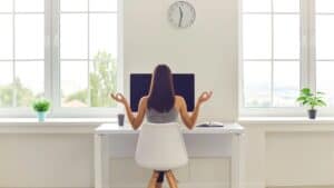 10 techniques concrètes de sophrologie pour réguler le stress et renforcer la QVCT